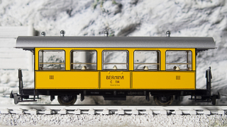 BEMO 3238 164 - RhB C 114 (WN 9800) Personenwagen 2-achsig 3. Klasse, gelb "La Bucunada"