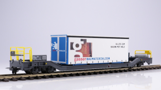 BEMO 2289 161 - RhB Sbk-v 7701 Containertragwagen 4-achsig, dunkelgrau - Beladung Schiebeplanen-Wechselbehälter "gasser BAUMATERIALIEN" blau/weiss