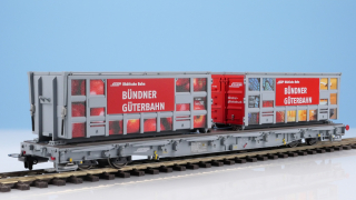 BEMO 2291 120 - RhB R-w 8210 ACTS-Tragwagen mit Klapprungen 4-achsig, grau - Beladung Abrollmulden "Bündner Güterbahn" (Apfel und Hafen)