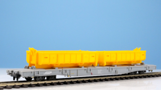 BEMO 2281 108 - RhB Rp-w 8358 Flachwagen 4-achsig, hellgrau - Ladegut 2 Mulden gelb "Vereina-Aushubwagen"