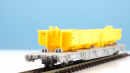 BEMO 2281 108 - RhB Rp-w 8358 Flachwagen 4-achsig, hellgrau - Ladegut 2 Mulden gelb "Vereina-Aushubwagen"