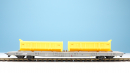 BEMO 2281 108 - RhB Rp-w 8358 Flachwagen 4-achsig, hellgrau - Ladegut 2 Mulden gelb "Vereina-Aushubwagen"