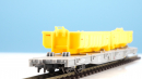 BEMO 2281 108 - RhB Rp-w 8358 Flachwagen 4-achsig, hellgrau - Ladegut 2 Mulden gelb "Vereina-Aushubwagen"