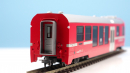 BEMO 3249 112 - RhB BDt 1752 Steuerwagen 4-achsig 2. Klasse mit Gepäckabteil, neurot - breiter Zierstreifen NEVA retica