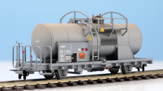 BEMO 2296 112 - RhB P 10002 Kesselwagen 2-achsig, leichte Rostverwitterung