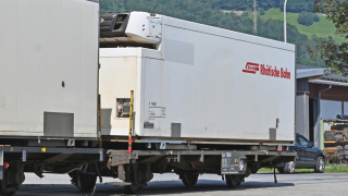 BEMO 2269 161- RhB Lb-v 7864 Containertragwagen 2-achsig, grau mit Kühlcontainer Y 11601 "VOLG", weiss