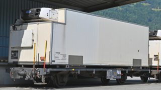 BEMO 2269 162- RhB Lb-v 7869 Containertragwagen 2-achsig, grau mit Kühlcontainer Y 11602 "VOLG", weiss